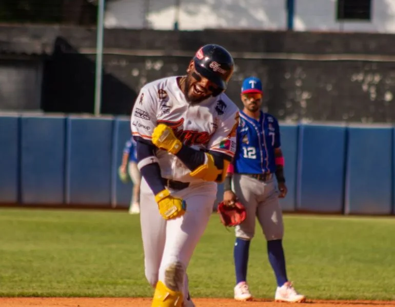 TIGRES DE ARAGUA MANDAN EN LA LVBP: 5-1 Y UN JONRÓN EN EL OCTAVO PARA TUMBAR A LOS TIBURONES