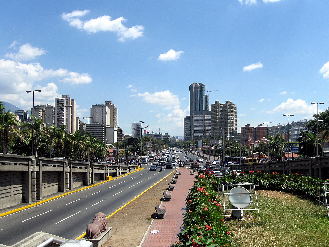 DAMNIFICADOS DE LOS TERREMOTOS CIERRAN LA AVENIDA BOLÍVAR: LLEVAN MÁS DE TRES MESES EN CARPAS