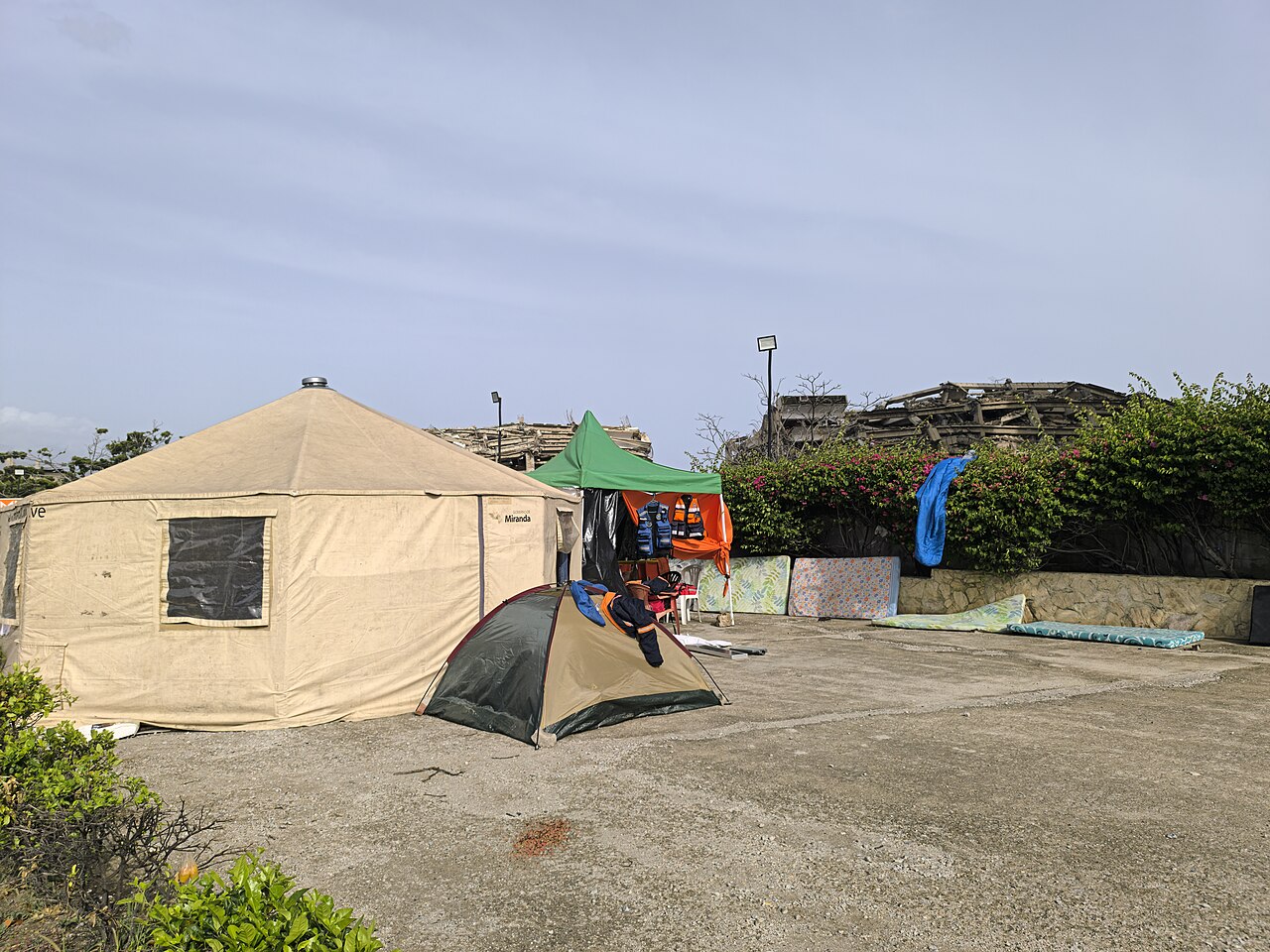 MARE ABAJO LLEVA TRES MESES EN CARPAS Y LOS VECINOS TEMEN RECIBIR 2027 BAJO EL PLÁSTICO